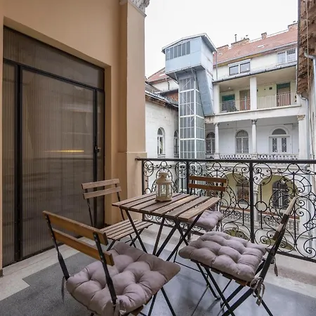 Spacious & Cozy W/ Terrace Apartman