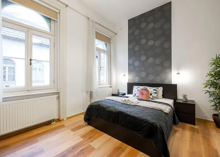 Apartment Spacious & Cozy W/ Terrace