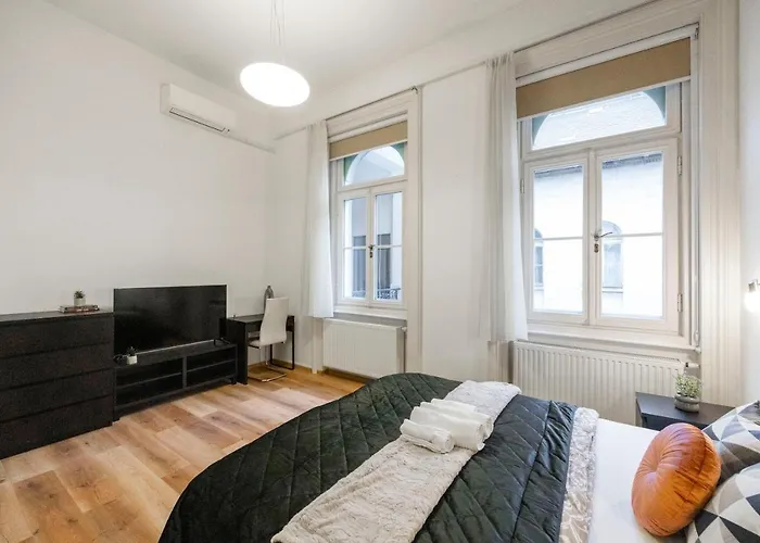 Apartment Spacious & Cozy W/ Terrace