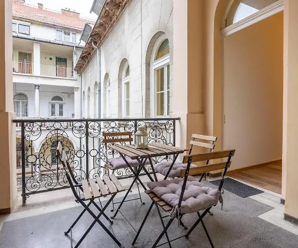 Spacious & Cozy W/ Terrace *