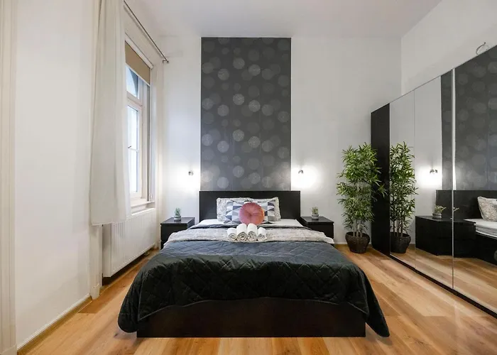 Spacious & Cozy W/ Terrace Apartament *