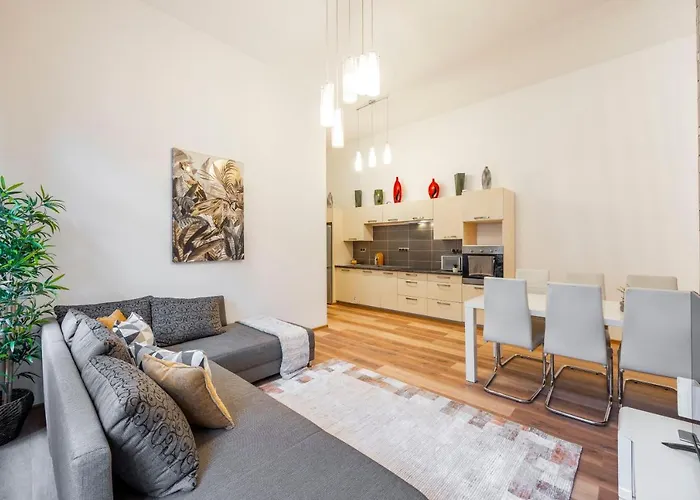 Spacious & Cozy W/ Terrace Apartament