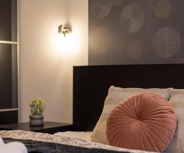 Spacious & Cozy W/ Terrace *