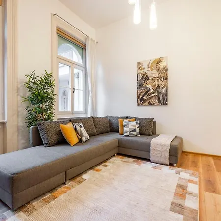 Spacious & Cozy W/ Terrace * Budapest