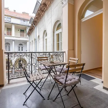 Spacious & Cozy W/ Terrace *