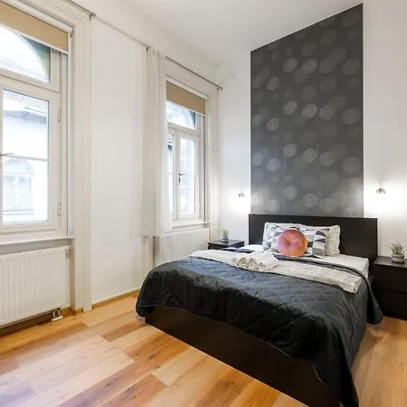 Lägenhet Spacious & Cozy W/ Terrace