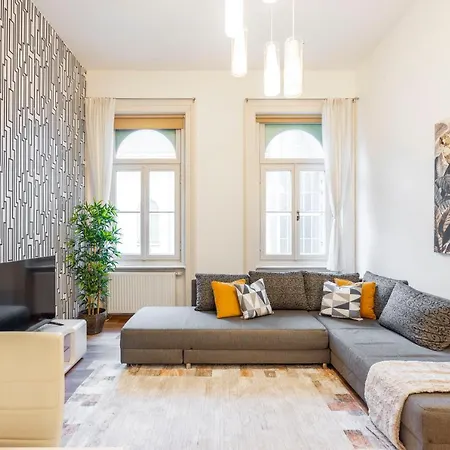 Lägenhet Spacious & Cozy W/ Terrace