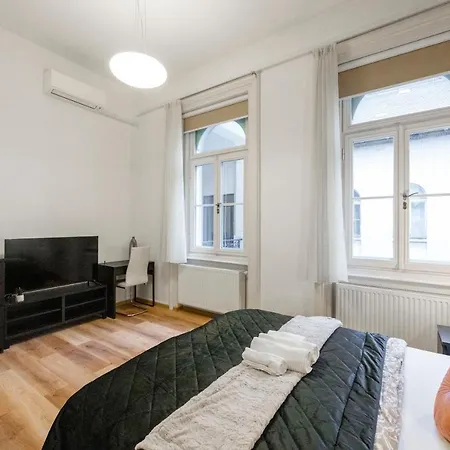 Lägenhet Spacious & Cozy W/ Terrace