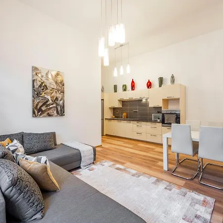 Spacious & Cozy W/ Terrace Lägenhet